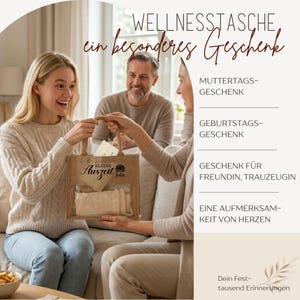 May include: A woman receiving a gift bag with the text "Kleine Auszeit Julia" on it. The bag is made of a natural-colored material and has a clear window. The image includes text that says "Wellness Tasche, ein besonderes Geschenk."