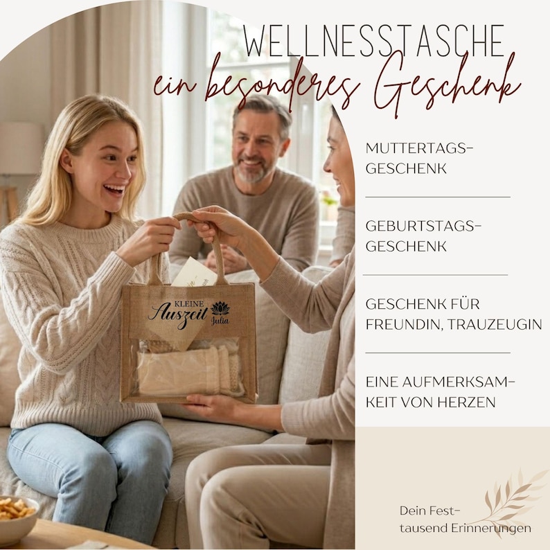 May include: A woman receiving a gift bag with the text "Kleine Auszeit Julia" on it. The bag is made of a natural-colored material and has a clear window. The image includes text that says "Wellness Tasche, ein besonderes Geschenk."