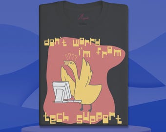 Peut inclure: Un t-shirt gris foncé avec un dessin animé d'une oie portant un casque et regardant un écran d'ordinateur. Le texte "don't worry i'm from tech support" est imprimé dans une police de caractères pixélisée.