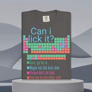 T-shirt Femme « Can I Lick It? » Avec Tableau Périodique - Humour Scientifique, Coupe Classique, Plusieurs Coloris