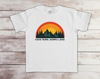 Hike More Worry Less Kids Shirt, Senderismo, Camisa de aventura, Camisa de camping, Camisa de montaña, Camisa Wanderlust, Camisa amante de la naturaleza, Aire libre