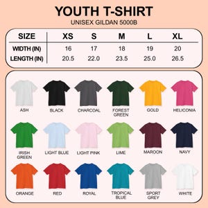 Puede incluir: Tabla de tallas de camisetas juveniles, unisex Gildan 5000B. Se muestran las tallas XS a XL, con anchos de 40,6 cm a 50,8 cm y largos de 52,1 cm a 67,3 cm. Se muestran varios colores, incluyendo Ash, Black, Charcoal, Forest Green, Gold y m&aacute;s.