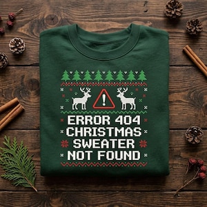 Peut inclure: Un sweat-shirt à col rond vert foncé avec un motif graphique pixelisé blanc. L'imprimé comprend une rangée de sapins, deux rennes, un triangle d'avertissement rouge avec un point d'exclamation et le texte ERROR 404 CHRISTMAS SWEATER NOT FOUND.