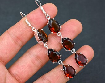 Pendientes de granate facetado hechos a mano en plata de ley 925. Piedra preciosa roja intensa, piedra natal de enero, regalo para ella.