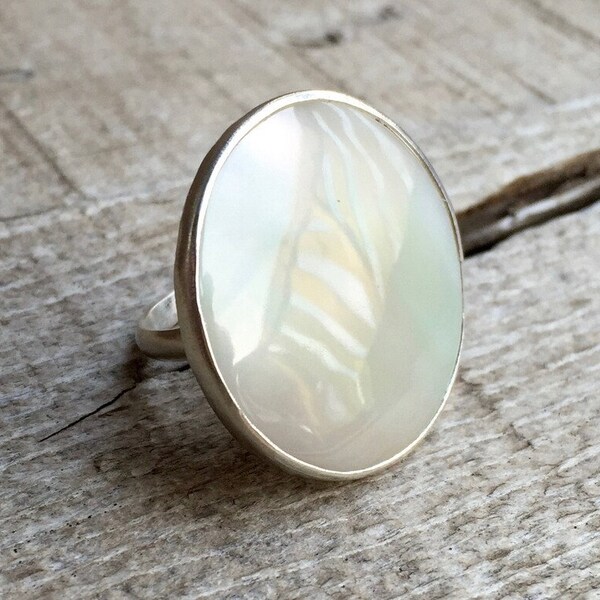 Boho Chic Grande bague ronde en nacre blanche en argent sterling | Bijoux sirène | Bague en nacre | Anneau de coquille | Bohème