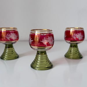 Juego de 3 copas de vino alemanas vintage Roemer, copas de color rojo rubí con tallo en forma de colmena verde.