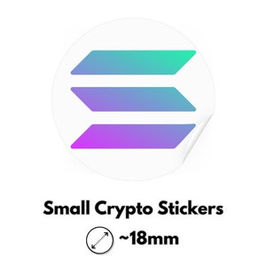 Può includere: Un piccolo adesivo rotondo con un design sfumato di tre linee orizzontali in tonalità di blu, viola e verde. L'adesivo ha un diametro di circa 18 mm. Piccoli adesivi Crypto.