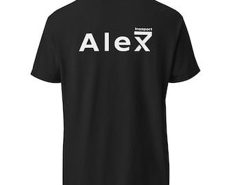 Op de afbeelding: Zwart T-shirt met de naam "Alex" in witte letters en het woord "Inosport" boven de "x". Het shirt heeft een ronde hals en korte mouwen.