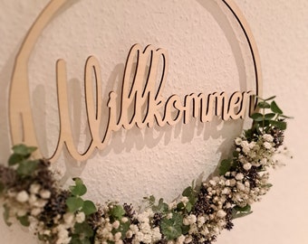 HoLziKAT- Holzkranz "Willkommen", Individueller Türkranz, Dekoration, Türdekoration, Familienwappen