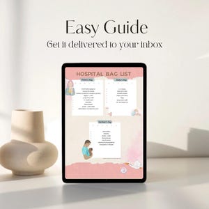 Può includere: Un tablet digitale mostra una "Lista della borsa dell'ospedale" con sezioni per le borse di mamma, bambino e partner. Il testo "Easy Guide" e "Get it delivered to your inbox" sono in alto. Un vaso beige è a sinistra.
