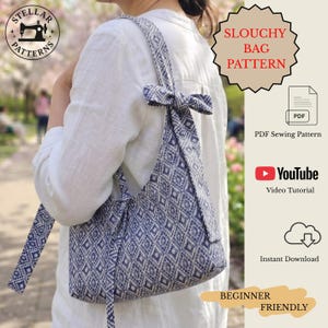 Op de afbeelding: Een blauw-wit patroon slouchy tas met bijpassende band en strik detail wordt over de schouder getoond. De afbeelding bevat de tekst "SLOUCHY BAG PATTERN", "PDF Sewing Pattern", "Video Tutorial", "Instant Download" en "BEGINNER FRIENDLY".