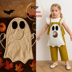 Può includere: Un costume da fantasma beige con ritagli per gli occhi neri e un'apertura per la bocca, accanto a un bambino che indossa un abito abbinato. Il costume ha manici in corda. Le parole "PDF SEWING PATTERN" sono in un cerchio dorato.
