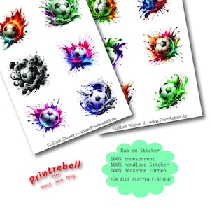 Könnte beinhalten: Zwei Bögen Fußballaufkleber mit farbenfrohen Spritzmustern. Die Aufkleber zeigen Fußbälle in verschiedenen künstlerischen Stilen, mit Text wie "Fußball Sticker I - www.PrintRebell.de" und "Fußball Sticker II - www.PrintRebell.de".