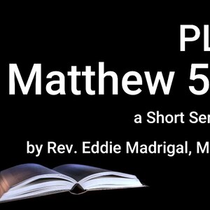 以下が含まれることがあります： 「PLR マタイ 5:3 短い説教 エディー・マドリガル牧師、神学修士」というテキストが書かれた白黒の画像。画像の左側に2本の灯りがともったろうそくがあり、中央には開かれた本がある。