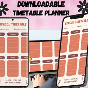 Puede incluir: Un planificador de horario escolar descargable con un fondo rosa y una cara sonriente. El planificador está diseñado para que los estudiantes organicen su horario escolar. El texto en el planificador dice "Planificador de horario descargable" y "¡Pasión, disciplina y logro!"