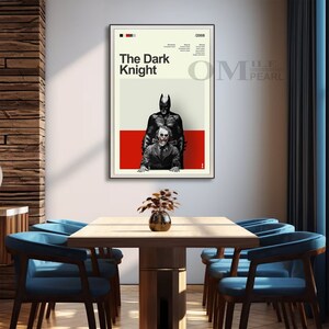 Puede incluir: Un p&oacute;ster de pel&iacute;cula minimalista para "The Dark Knight" con Batman y el Joker en blanco y negro sobre un fondo rojo y blanco. El p&oacute;ster incluye el t&iacute;tulo de la pel&iacute;cula y el a&ntilde;o 2008.