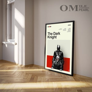 Puede incluir: Un p&oacute;ster en blanco y negro con un dise&ntilde;o minimalista que presenta a los personajes de Batman y el Joker de la pel&iacute;cula "The Dark Knight". El p&oacute;ster tiene un fondo rojo y el t&iacute;tulo "The Dark Knight" en texto blanco.