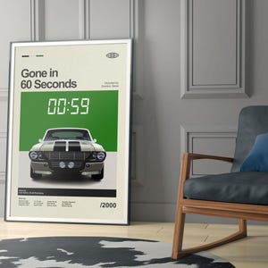Puede incluir: Un póster enmarcado con el título de la película "Gone in 60 Seconds" y una imagen estilizada de un coche clásico. El póster tiene un fondo verde con la hora "00:59" mostrada digitalmente. El coche es plateado con rayas negras.