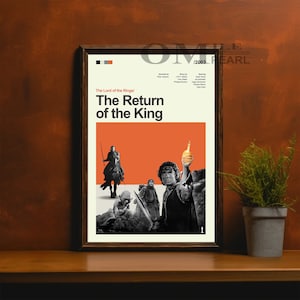 Puede incluir: Un póster enmarcado de la película "El Señor de los Anillos: El Retorno del Rey". El póster presenta una imagen en blanco y negro de personajes de la película sobre un fondo naranja. El título está en texto blanco grande.