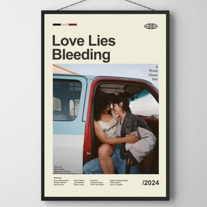Op de afbeelding: Een filmposter voor de film "Love Lies Bleeding", een film van Rose Glass. De poster toont een foto van twee mensen in een auto, met de titel van de film en de naam van de regisseur in grote, vetgedrukte letters. Het jaar 2024 is afgedrukt in de rechterbenedenhoek.