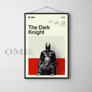 Puede incluir: Un p&oacute;ster de pel&iacute;cula minimalista para la pel&iacute;cula "The Dark Knight" con Batman y el Joker. El p&oacute;ster tiene un marco negro y un fondo blanco con una franja roja en la parte inferior. El t&iacute;tulo de la pel&iacute;cula est&aacute; en texto negro en la parte superior del p&oacute;ster. El a&ntilde;o "2008" est&aacute; en texto negro en la esquina superior derecha del p&oacute;ster. Batman est&aacute; de pie detr&aacute;s del Joker, que est&aacute; sentado en una silla. Ambos personajes est&aacute;n en blanco y negro.