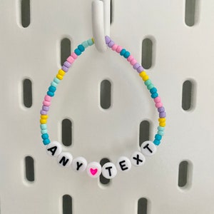 Personalisierte hochwertige Tiny Rocailles Armband | Wählen Sie Ihren Namen, Phrase oder Text | Wählen Sie Ihre Farbe | Macht das perfekte Geschenk.