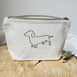 Handbesticktes Täschchen mit Dackel /Beutel/ Mäppchen/Kosmetiktasche, süßes Geschenk/Mitbringsel