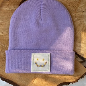 Chapeau/bonnet avec patch smiley fleur brodé à la main, couleur lavande, motif smiley fleur