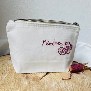 Handbesticktes Täschchen mit München/Beutel/ Mäppchen/Kosmetiktasche, süßes Geschenk/Mitbringsel