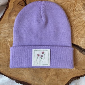 Chapeau/bonnet avec patch fleuri brodé à la main, couleur lavande, motif floral