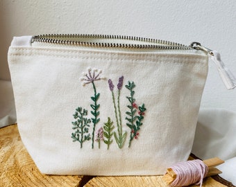 Handbesticktes Täschchen mit Blumenwiese/Beutel/ Mäppchen/Kosmetiktasche, süßes Geschenk/Mitbringsel