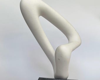 Minimalistische Marmorskulptur: Abstrakte Steinkunst auf Diabassockel