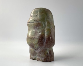 Escultura de piedra BOB - Talla de piedra única hecha a mano por AINOKA - figura coleccionable