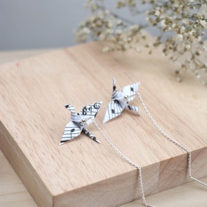Orecchini a forma di gru origami di carta con note musicali, orecchini a forma di pedana in argento sterling, regalo di laurea per studenti di musica, regalo per un'anima artistica