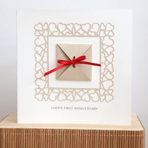 Biglietto di felice primo anniversario con note d'amore personalizzate all'interno della busta origami, biglietto di carta per il primo anniversario di matrimonio per marito, regalo per moglie