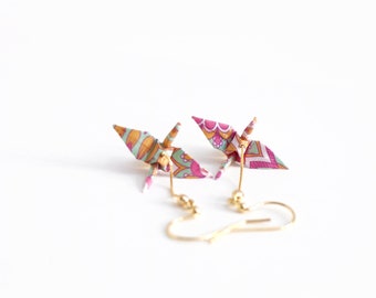 Boucles d'oreilles en origami en papier à motif indien avec grue en argent sterling plaqué 18 carats et perles, boucles d'oreilles en origami oiseau, cadeau de graduation de l'école d'art pour elle