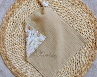 Attache-tétine avec nom brodé personnalisé, lange en coton avec mousseline et anneau en bois