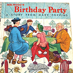 Puede incluir: Un libro vintage de Golden Book titulado "Mr. Wigg's Birthday Party, A Story from Mary Poppins". La portada presenta una ilustración colorida de una fiesta de cumpleaños con cuatro personajes sentados alrededor de una mesa con un pastel y regalos. Hay dos sillas rojas en primer plano.