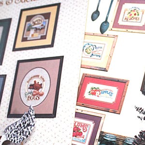 Puede incluir: Una página de un libro de manualidades titulado "Crates & Sacks 3" con diseños de punto de cruz enmarcados. Los diseños incluyen imágenes de frutas, escenas de granjas y texto. También se ve una estantería de madera con objetos decorativos.