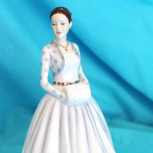 Royal Doulton figurine HN5757 Christmas The First Noel white/gray dress with box