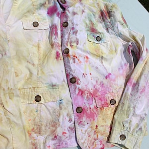 以下が含まれることがあります： 黄色、ピンク、緑の色合いのタイダイジャケット。 ジャケットはスタンドカラー、4つのフロントポケット、木製のボタンが付いています。 生地は明るい色の綿です。
