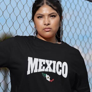 T-shirt met Mexicaanse vlag | Mexican Pride-T-shirt | Vlag PR-vorm | Latino | Spaanse Pride-maand | Uniseks T-shirt van ethisch geproduceerde katoen