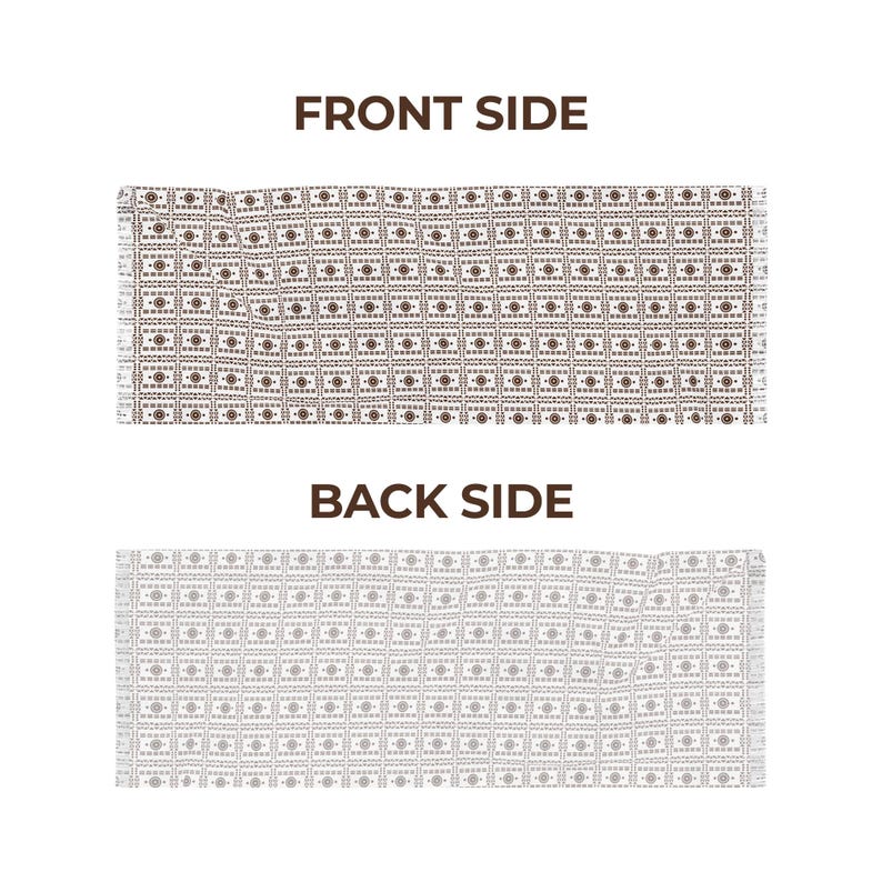 Peut inclure: Un textile rectangulaire avec les textes "FRONT SIDE" et "BACK SIDE". Le recto pr&eacute;sente un motif g&eacute;om&eacute;trique r&eacute;p&eacute;titif marron et blanc. Le verso a un motif similaire, mais plus clair. Le textile a un bord frang&eacute;.