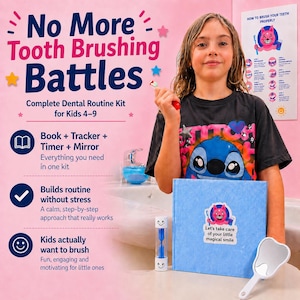 Könnte beinhalten: Ein komplettes Zahnputz-Set für Kinder im Alter von 4-9 Jahren. Das Set enthält ein Buch, einen Tracker, einen Timer und einen Spiegel. Das blaue Buch hat einen Aufkleber mit der Aufschrift "Kümmere dich um dein kleines magisches Lächeln". Ein Kind hält eine Zahnbürste.