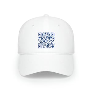 Könnte beinhalten: Weiße Baseballkappe mit einem blauen QR-Code auf der Vorderseite.