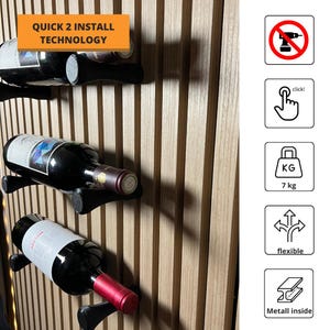Op de afbeelding: Een close-up van een wijnrek dat aan een houten muur is gemonteerd. Het rek is gemaakt van zwart metaal en heeft een snel installatiesysteem. Het rek kan tot 7 kg gewicht dragen. Het rek is flexibel en kan in verschillende configuraties worden geïnstalleerd. Het rek is gemaakt van metaal en heeft een klik-en-klaar installatie.