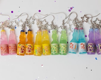 Boucles d'oreilles arc-en-ciel japonais avec bouteille de soda – Charme boisson Kawaii Cutecore Y2K (one peace)