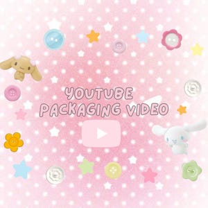 Peut inclure: Un fond rose avec des étoiles blanches affiche le texte YOUTUBE PACKAGING VIDEO et une icône de bouton lecture. L'image est décorée de divers boutons colorés en forme de cercles et de fleurs, ainsi que de deux petites figurines de personnages.