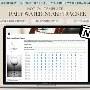 Op de afbeelding: Een laptopscherm dat een Notion-sjabloon voor een dagelijkse waterinnametracker weergeeft. De sjabloon bevat een kalender met selectievakjes voor elke dag van de maand, een klok en een glas water. De tekst "Daily Water Intake Tracker" wordt bovenaan het scherm weergegeven.