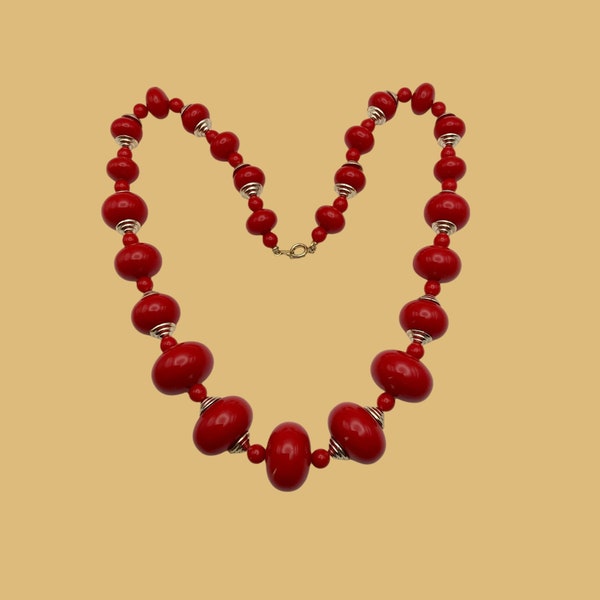 Collier rouge or doré résine perle boule vintage année 80 kitsch mi long ancien